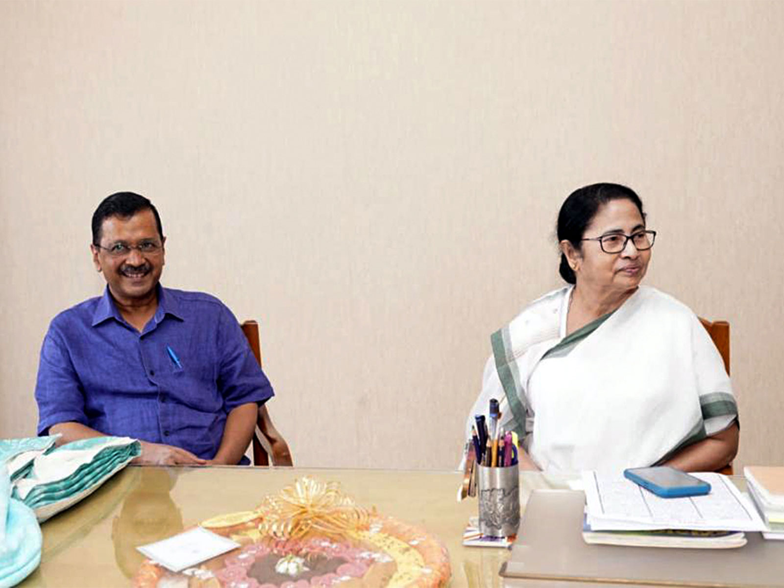 AAP Convenor Arvind Kejriwal and West Bengal CM Mamata Banerjee (File Photo/ANI)