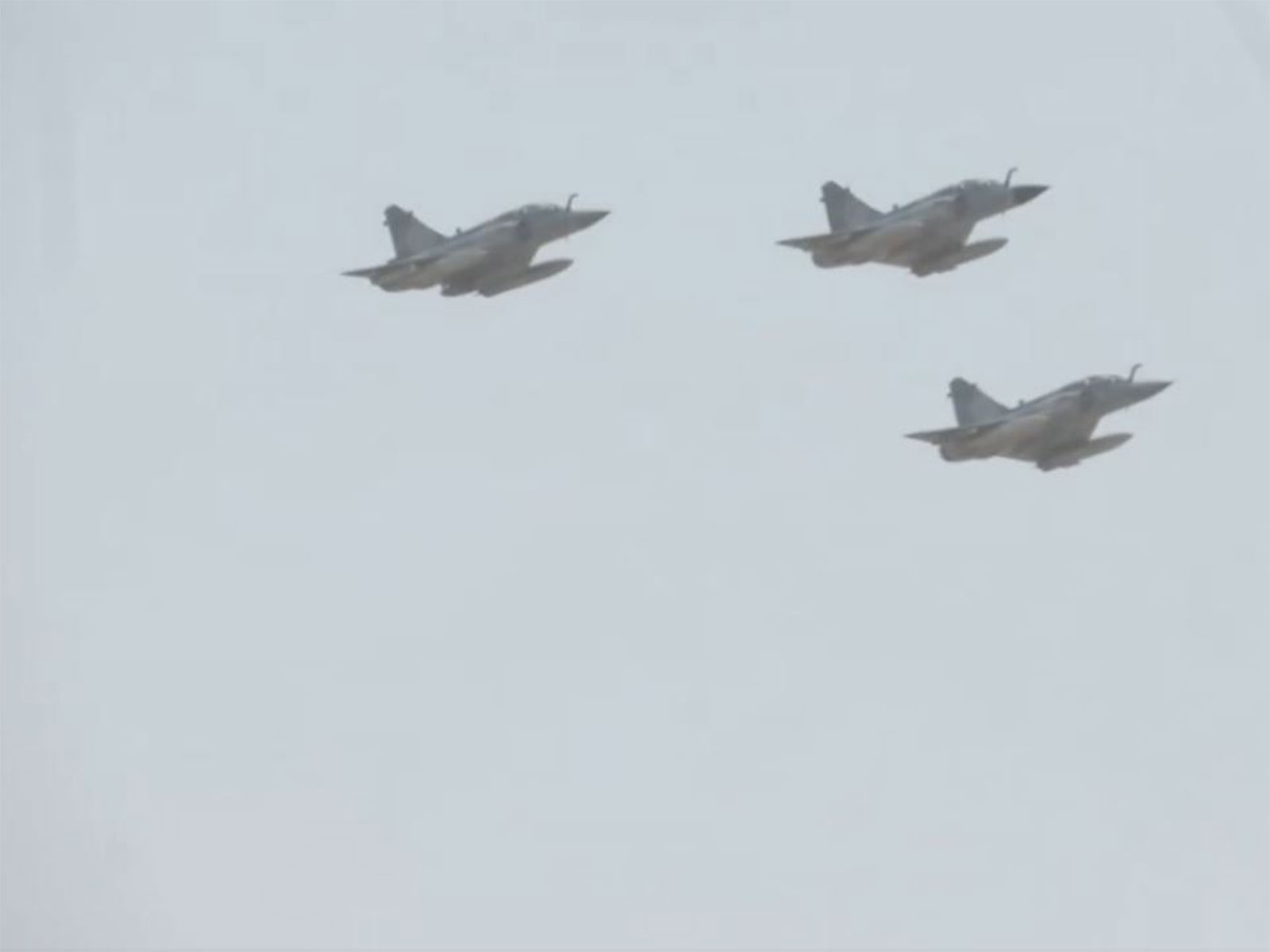 3 fighter aircraft manoeuvre in the sky and then perform a touch and go on the Purvanchal Expressway in Sultanpur at Indian Air Force's (IAF) takeoff and landing practice. (Photo/ANI)