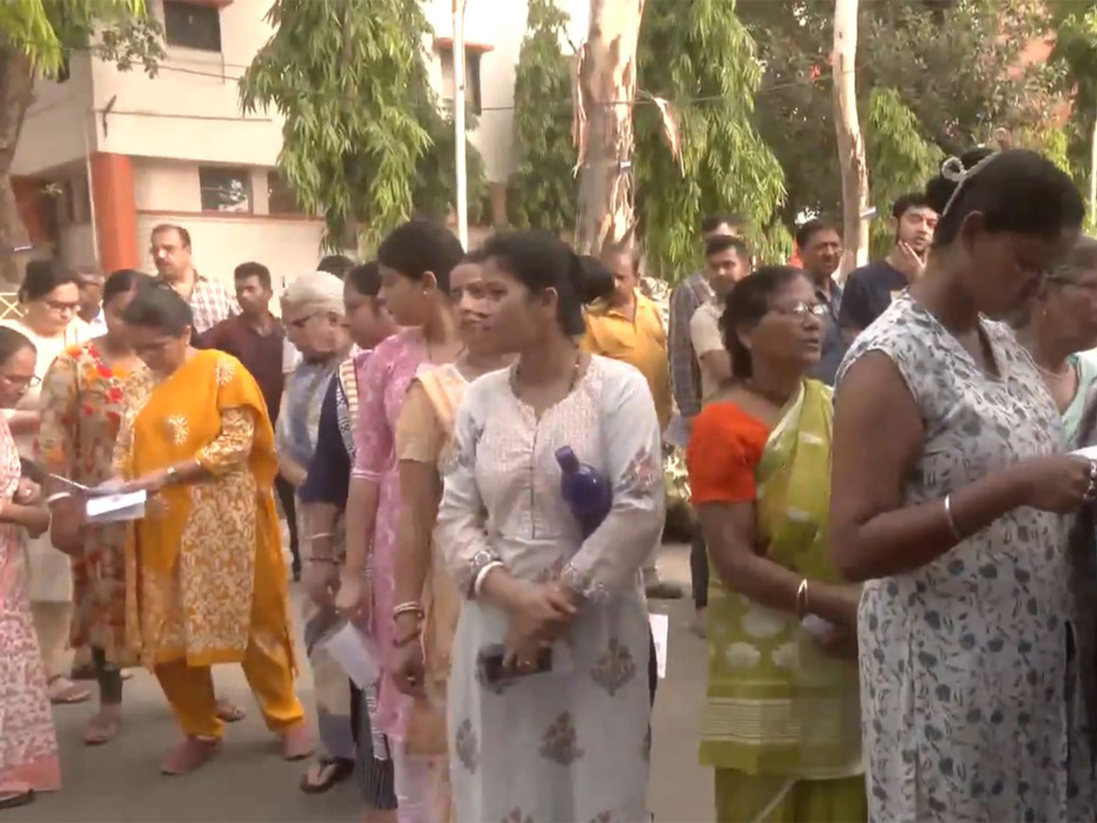 Long queues of voters outside polling station in Asansol (Photo/ANI)
