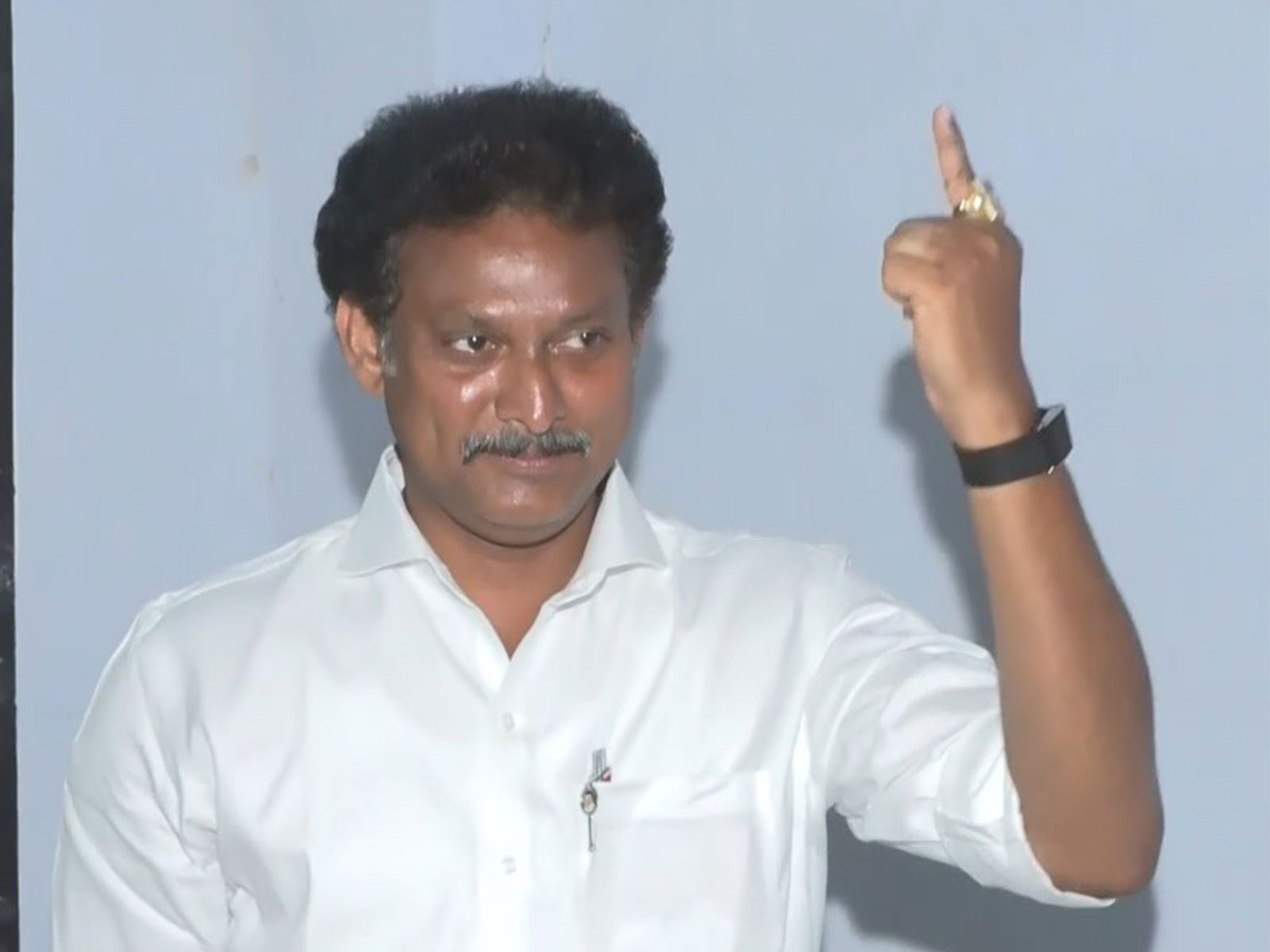Tamil Nadu Minister Anbil Mahesh Poyyamozhi casts his vote (Photo/ANI)
