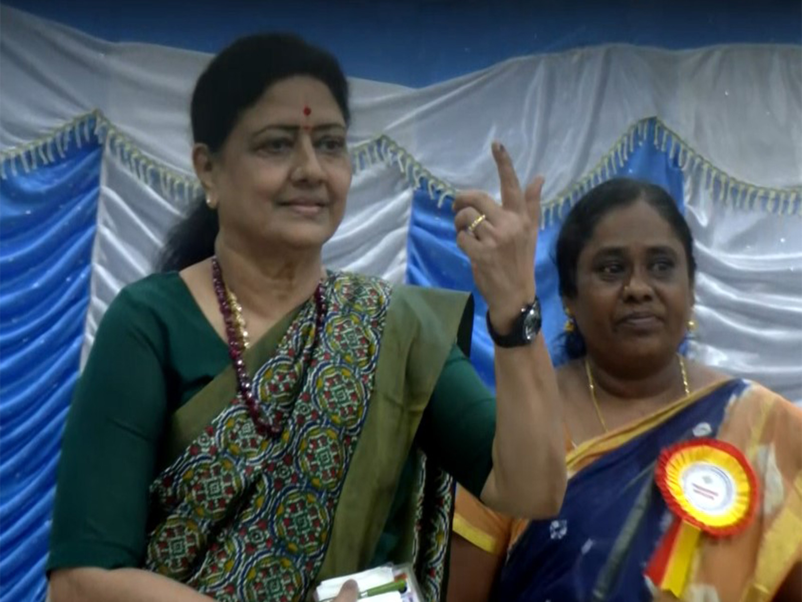 AIPTMMK General Secretary VK Sasikala casts her vote (Photo/ANI)