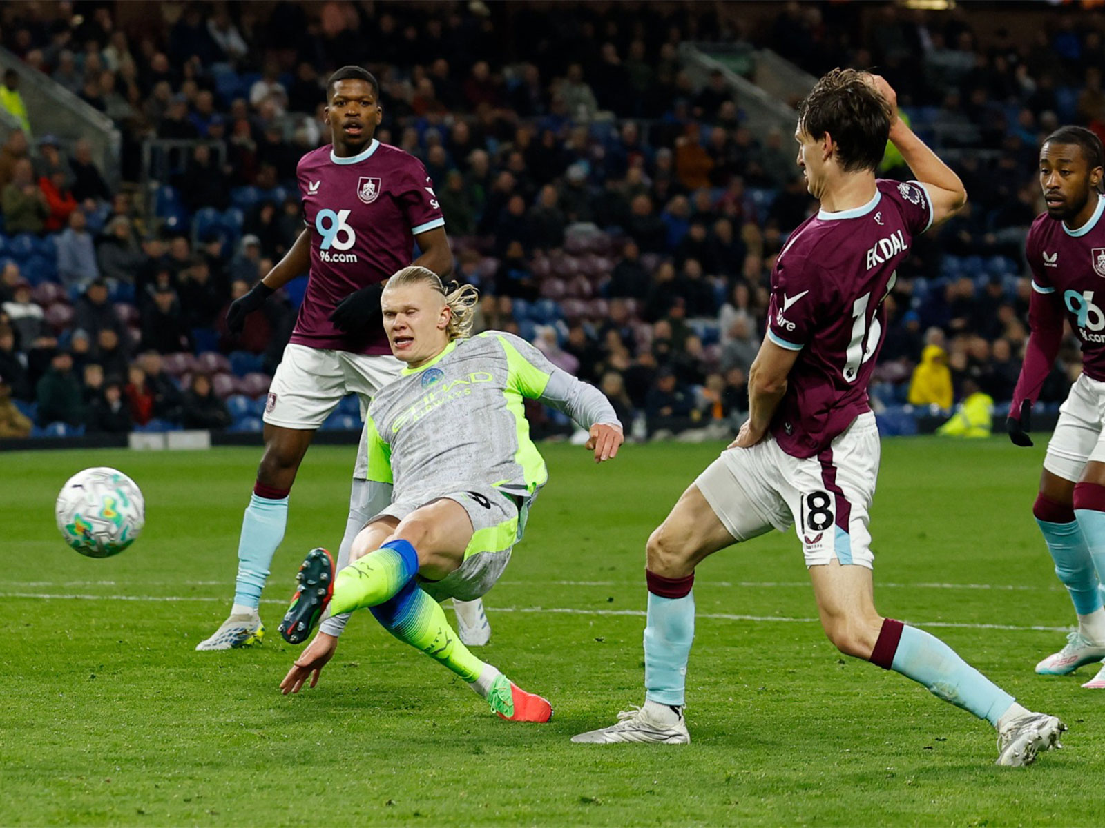 Manchester City's Erling Haaland in action with Burnley's Hjalmar Ekdal. (Photo/Reuters)