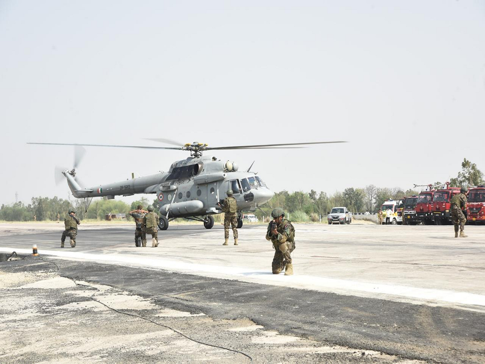 IAF showcases Emergency Landing Facility (ELF) on Purvanchal Expressway in Sultanpur, Uttar Pradesh (Photo: PIB/MinistryofDefence)