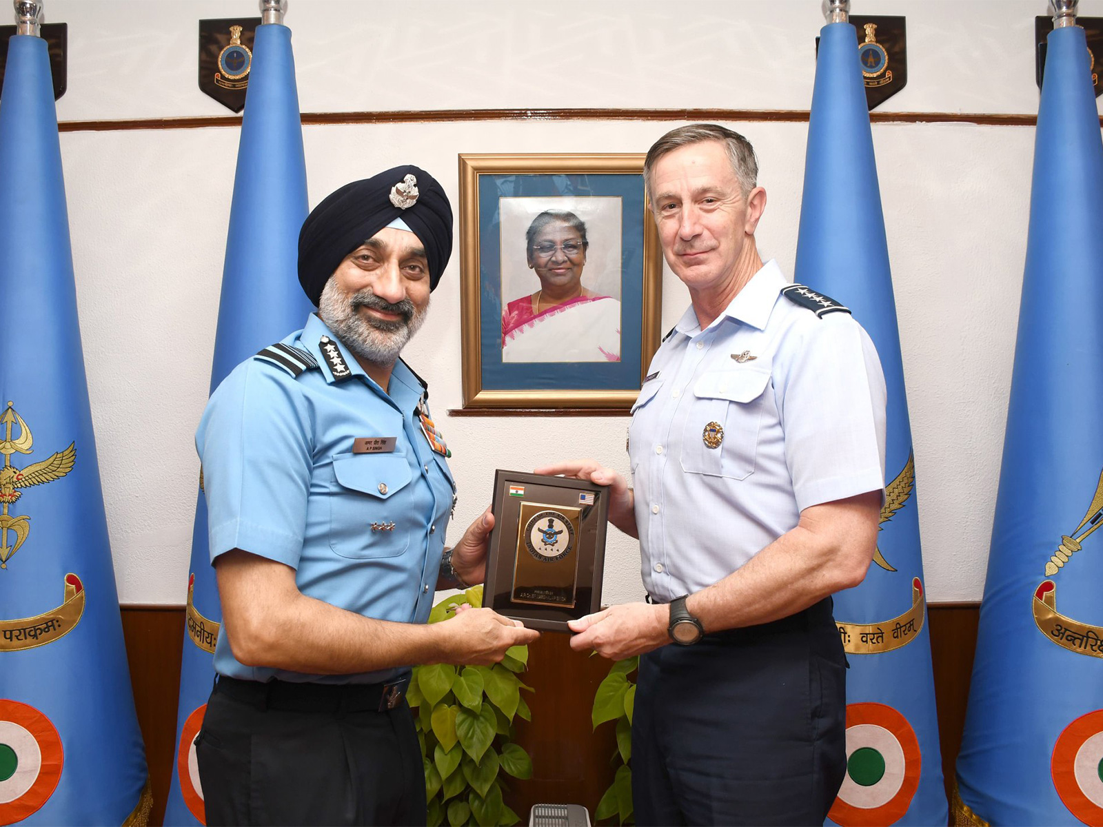 Air Chief Marshal AP Singh and General Kevin B. Schneider, Commander PACAF & Air Component Commander (Photo/X@IAF_MCC)