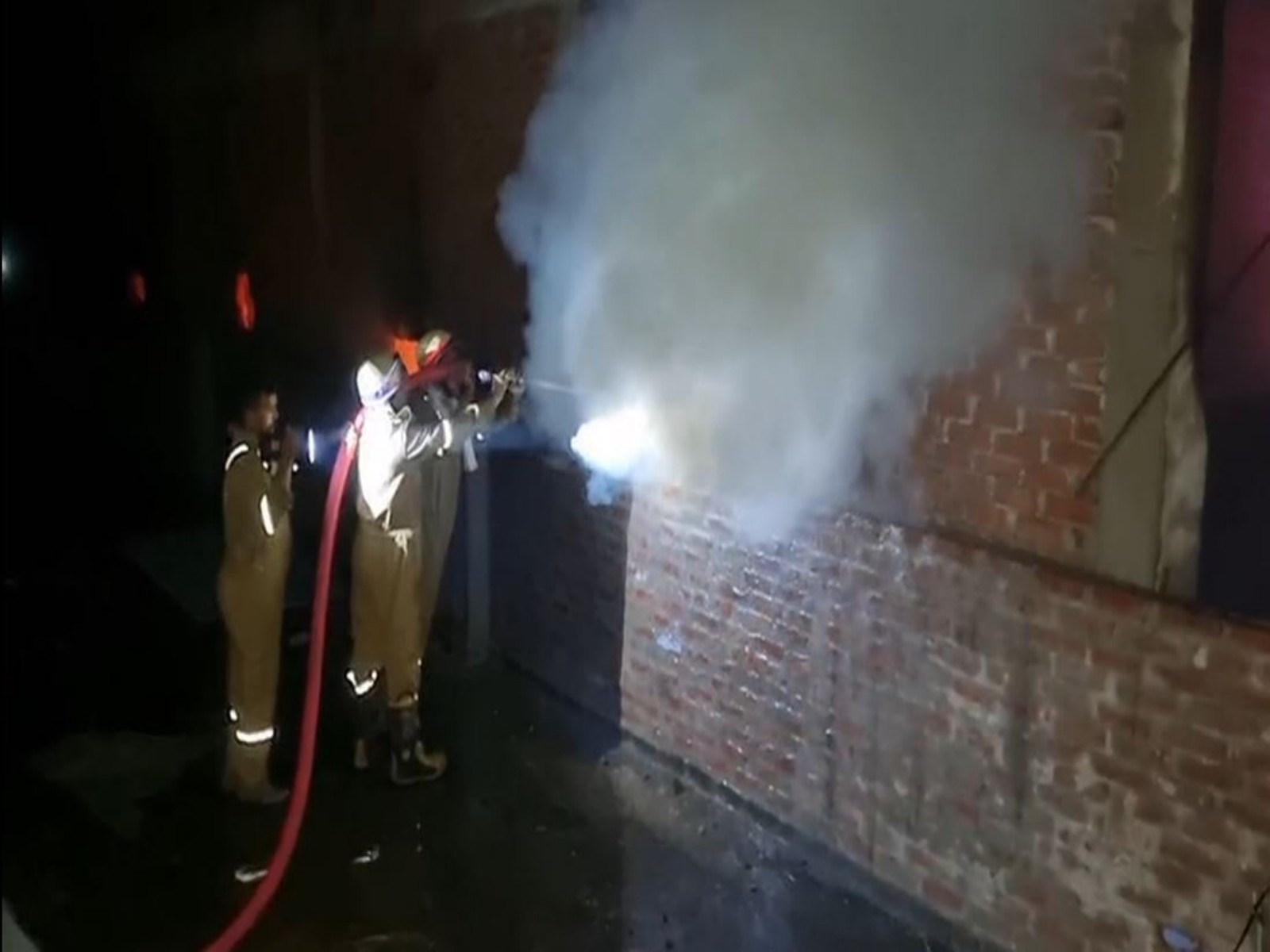 Fire broke out at electronic showroom in Hardoi (Photo/ANI)