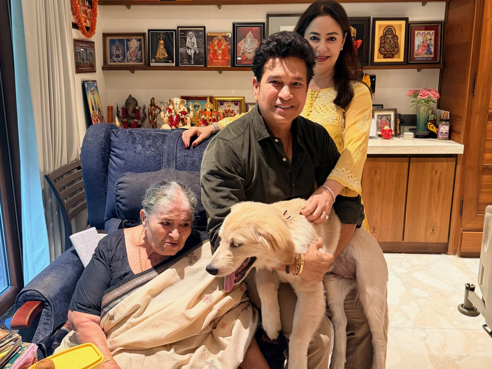 Sachin Tendulkar with his wife, mother and pet dog. (Photo/X@sachin_rt)