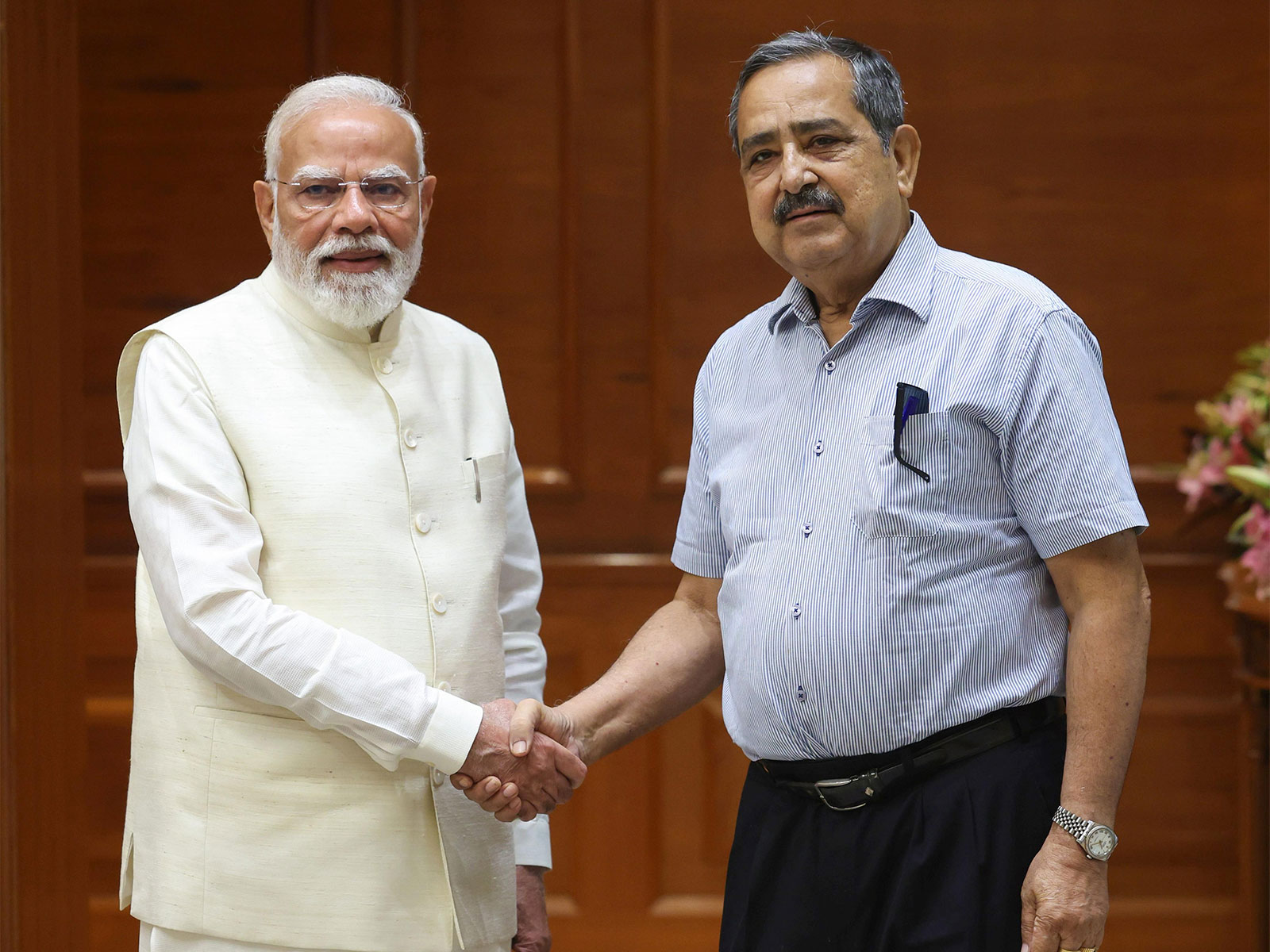 Vice Chairman of NITI Aayog, Ashok Lahiri, met Prime Minister Narendra Modi on Saturday (Photo/PMO)