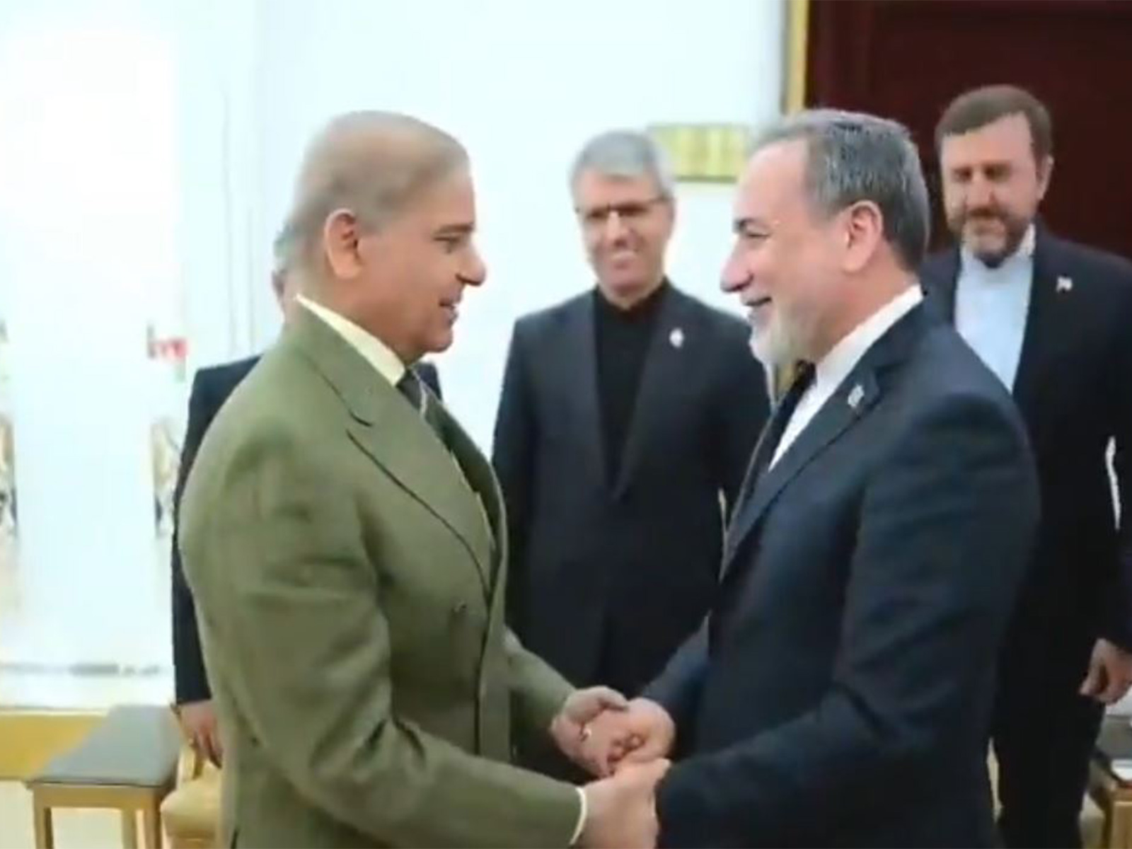 Pakistan PM Sharif holds talks with Iranian FM Araghchi (Photo/X@PakPMO)