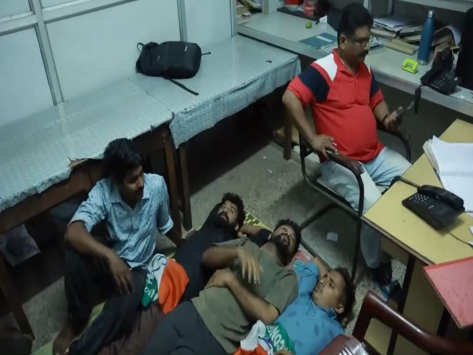 Kerala Youth congress protesters at KSEB office (Photo/ ANI)