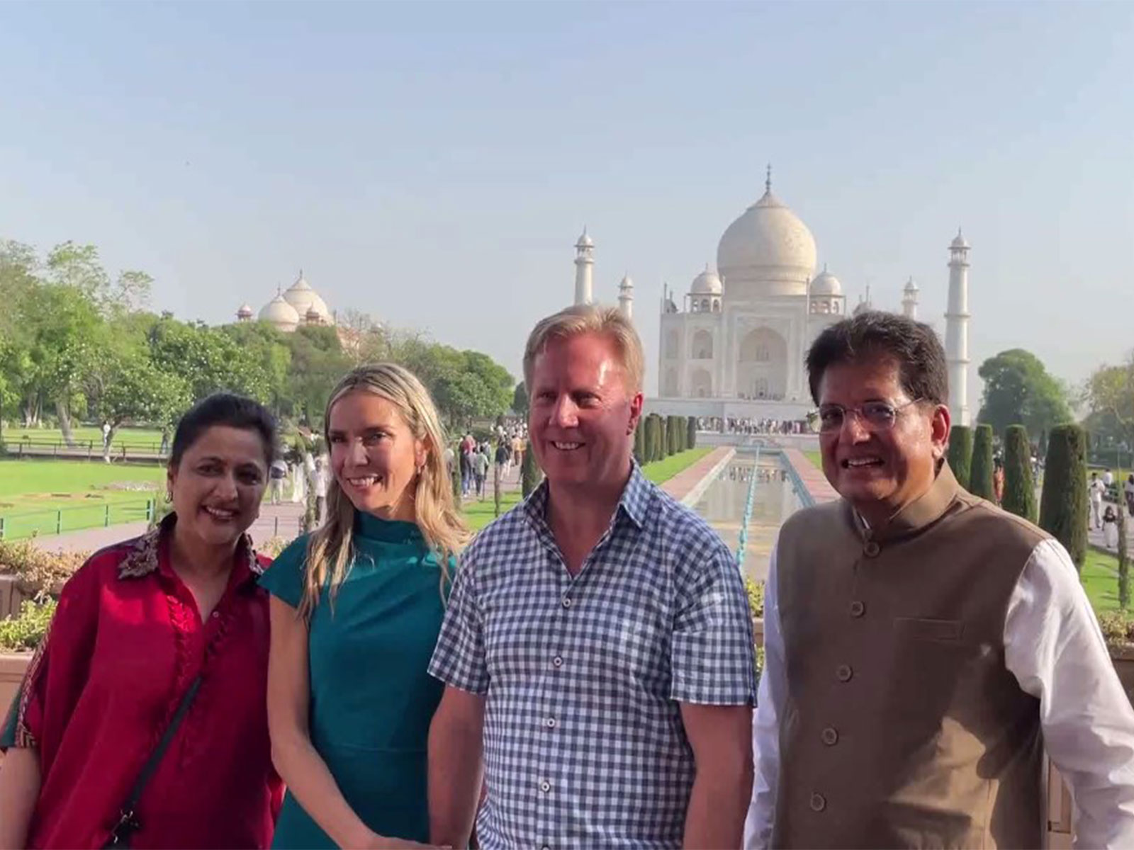 Union Minister Piyush Goyal New Zealand's Minister for Trade and Investment Todd McClay at Taj Mahal  (Photo/ANI)