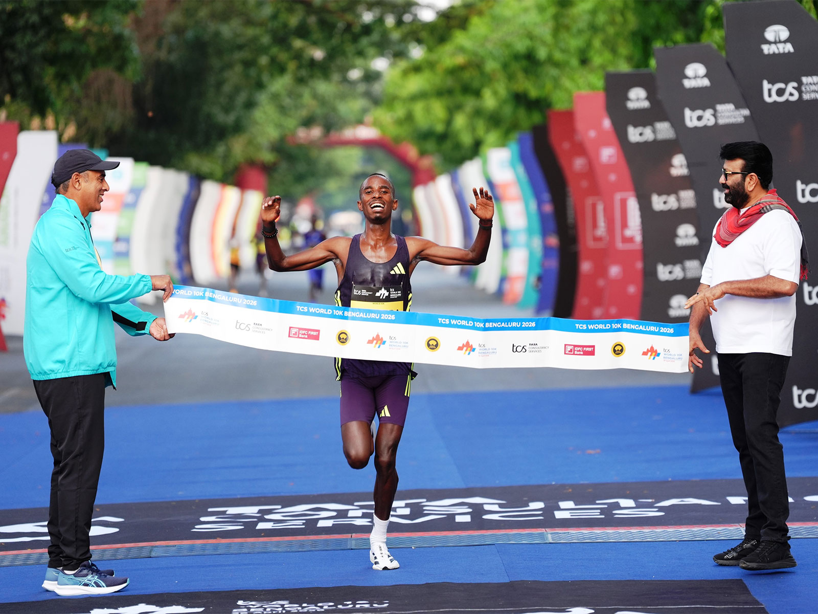 Men's Overall winner Burundi's Rodrigue Kwizera crossed finish line. (Photo: TCS World 10K Bengaluru 2026)