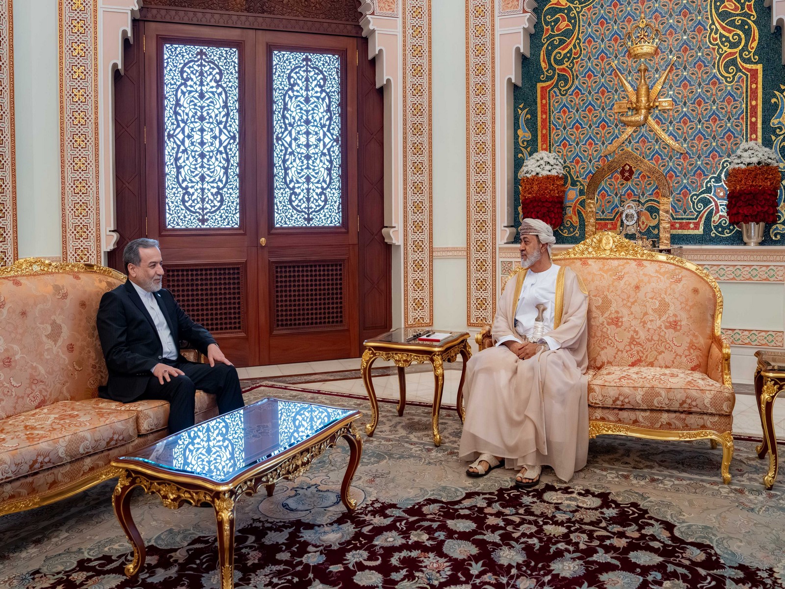 Iranian Foreign Minister Abbas Araghchi (L) meets with Sultan Haitham bin Tariq of Oman at the al-Baraka Palace in Muscat (Photo/ X@FMofOman)