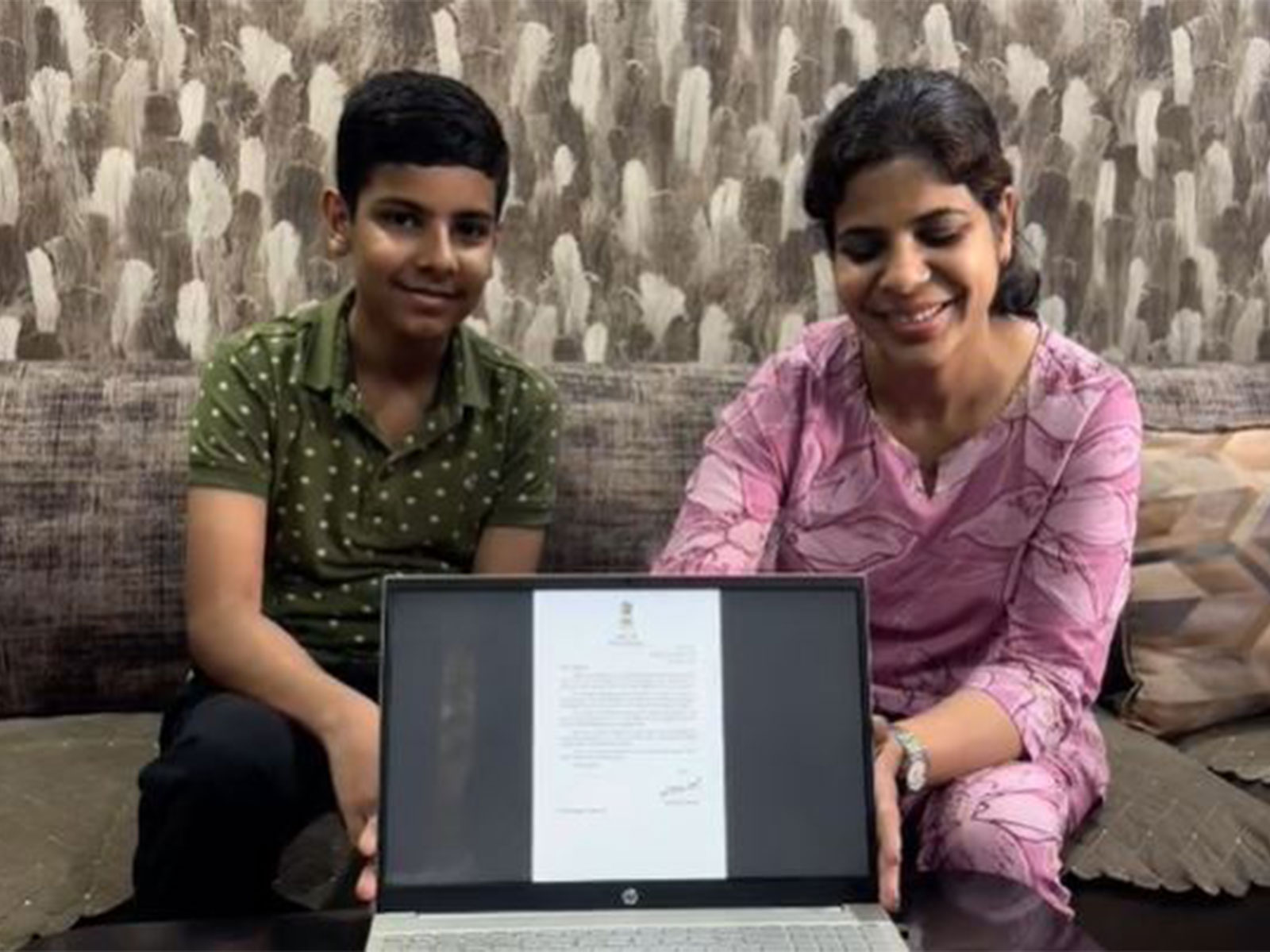 Sangeeta Agarwal showing letter (Photo/ANI)