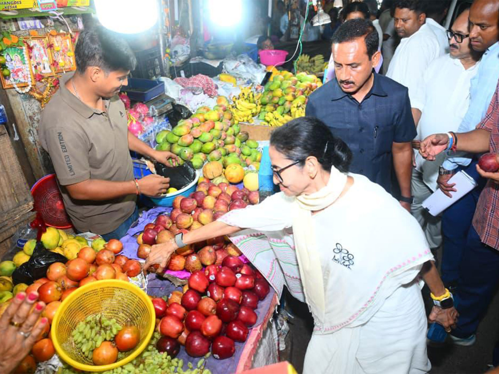 Mamata Banerjee interacts with vegetable sellers in Kolkata (Photo/ANI)