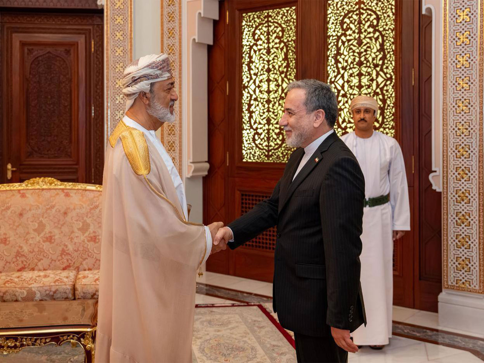 Iran's Foreign Minister Abbas Araghchi with Oman's Sultan Haitham bin Tariq in Muscat (Photo/X/@araghchi)