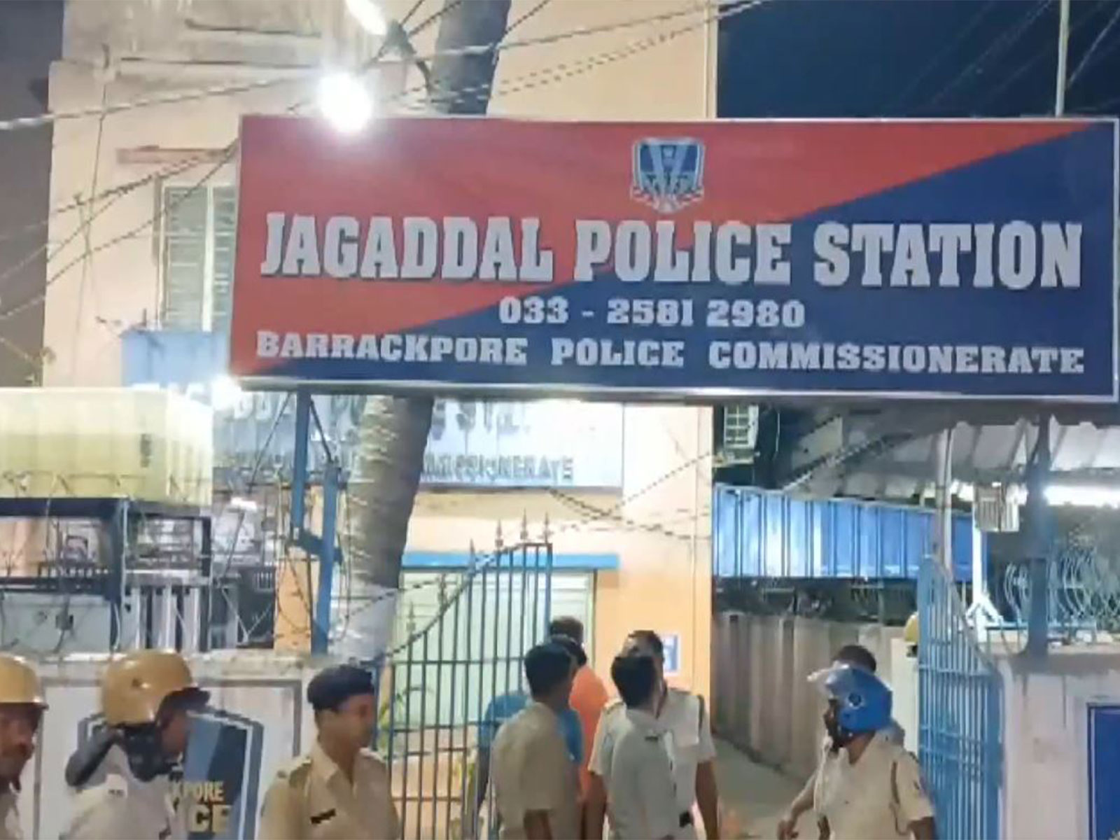 A clash broke out between TMC and BJP workers in front of Jagaddal Police Station in Bhatpara.  (Photo/ANI)