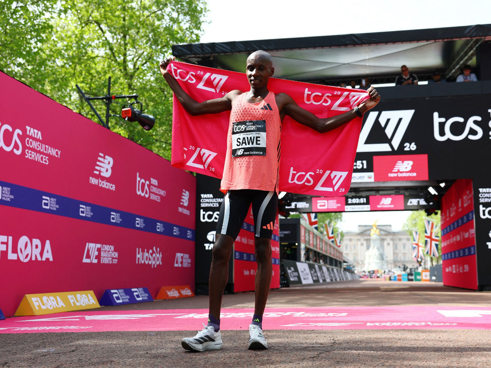 Kenya's Sabastian Sawe celebrates winning the 2026 London Marathon (Photo/Reuters)