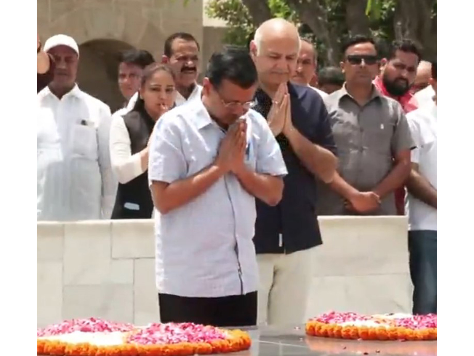 Arvind Kejriwal pays tribute to Mahatma Gandhi (Photo/ANI)