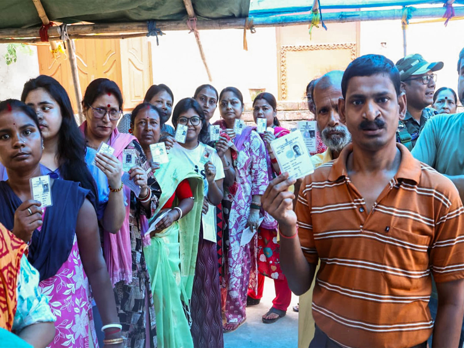 Voters in queue to cast their ballot in first phase Bengal assembly polls  (File Photo/ANI)