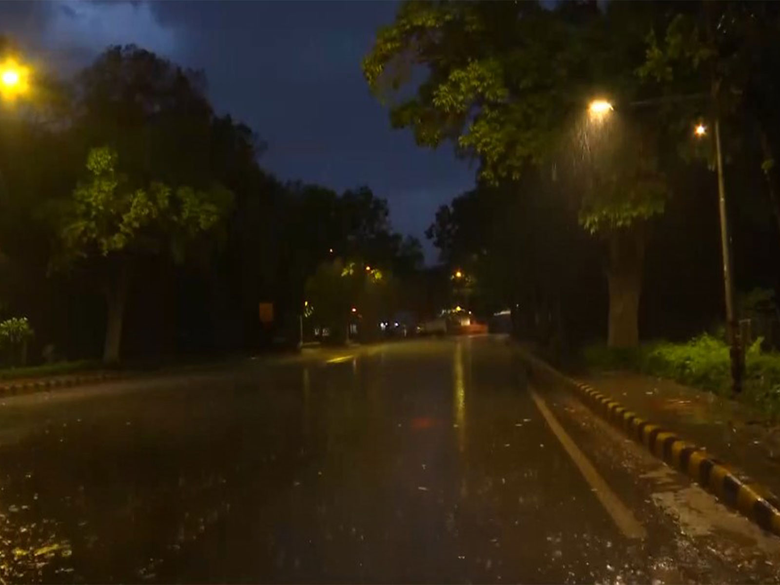 Rain showers bring a pleasant change in Delhi weather as clouds cover the skyline (Photo/ANI)