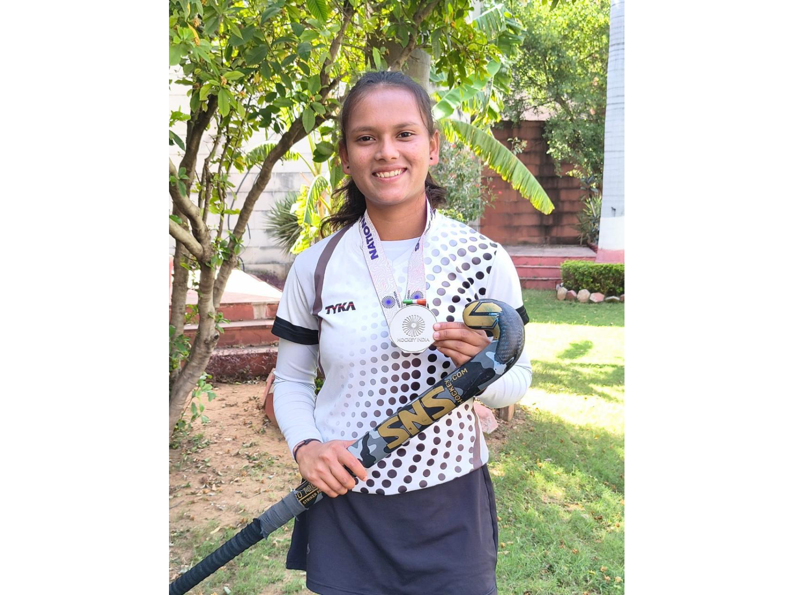 Nausheen Naz posing with a medal (Photo: Hockey India)