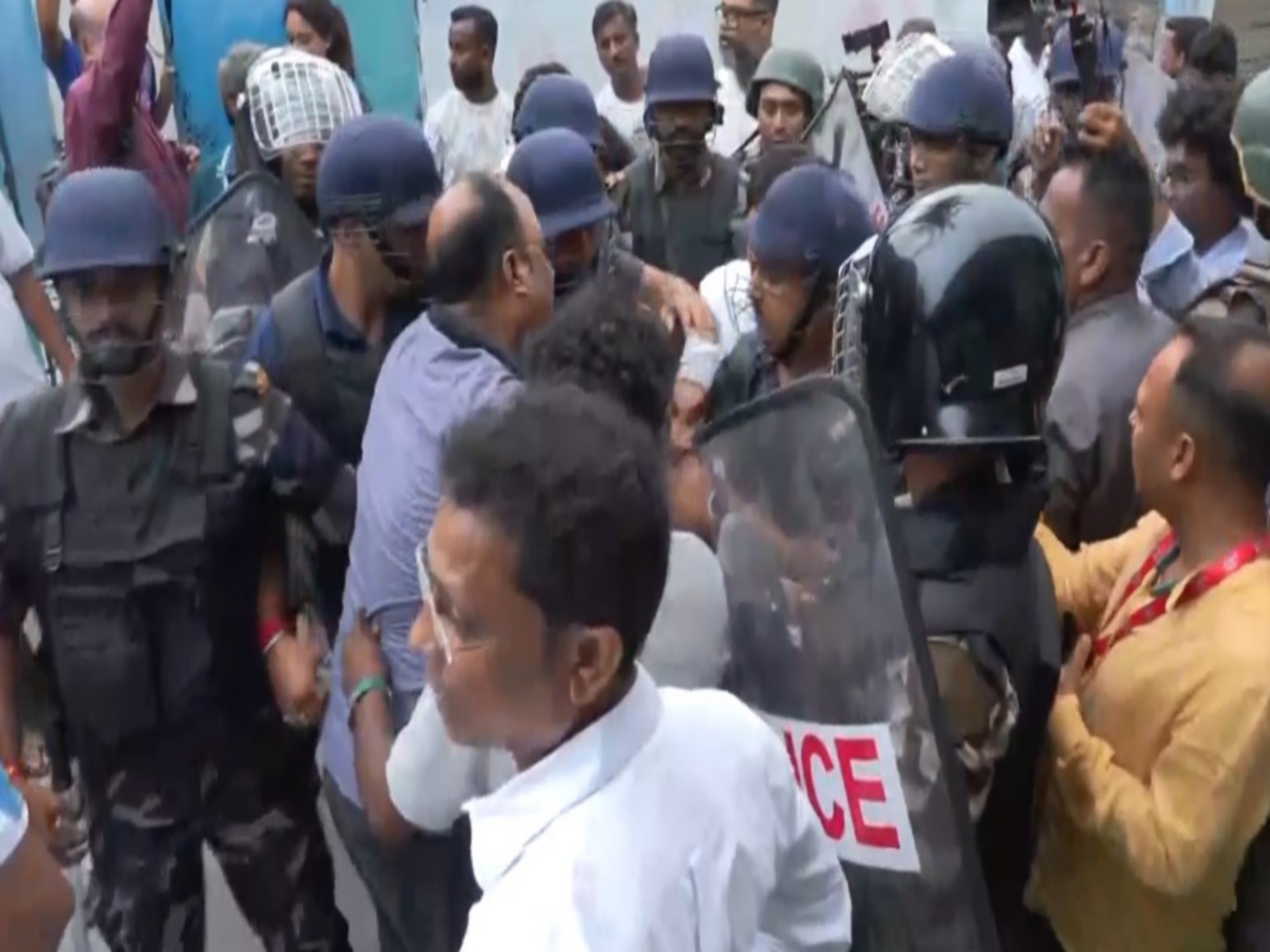 TMC and BJP workers clash in North 24 Parganas (Photo/ANI)