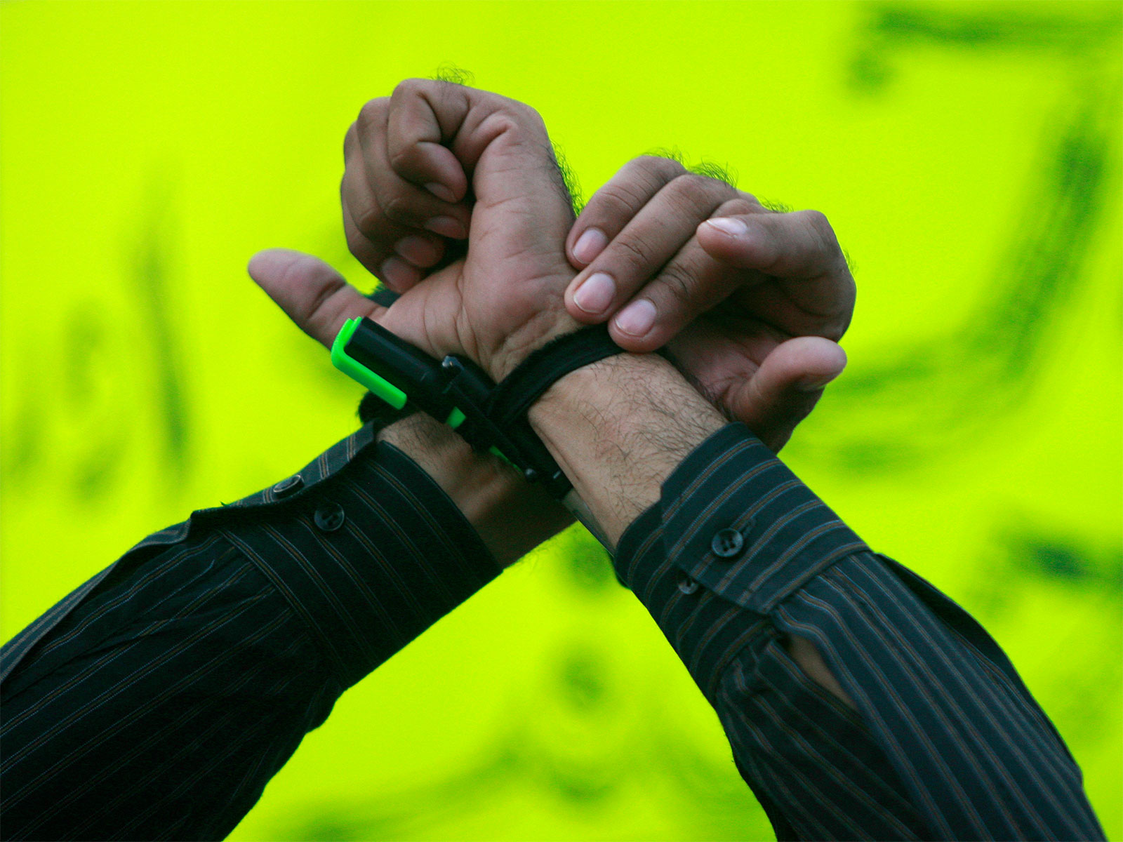 Journalist holds up his tied hands during protest demanding press freedom, in Karachi (Photo/Reuters)