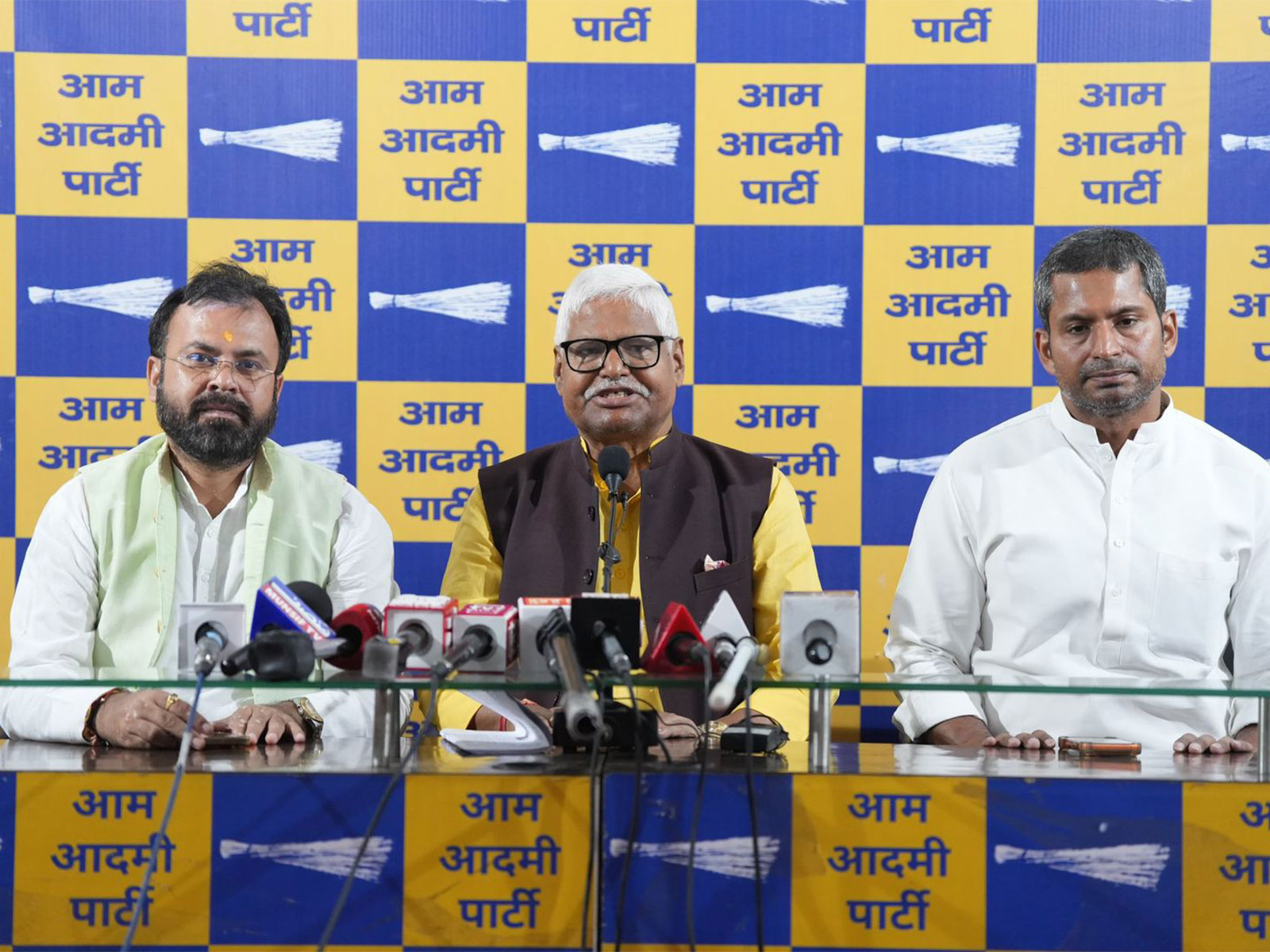 AAP senior leader Mahabal Mishra (C) (Photo/AAP)