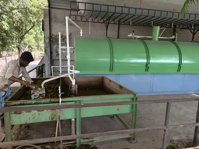 Cattle dung being processed at AMC's Karuna Mandir facility in Bakrol to generate biogas and electricity (Photo/GujaratCMO) 