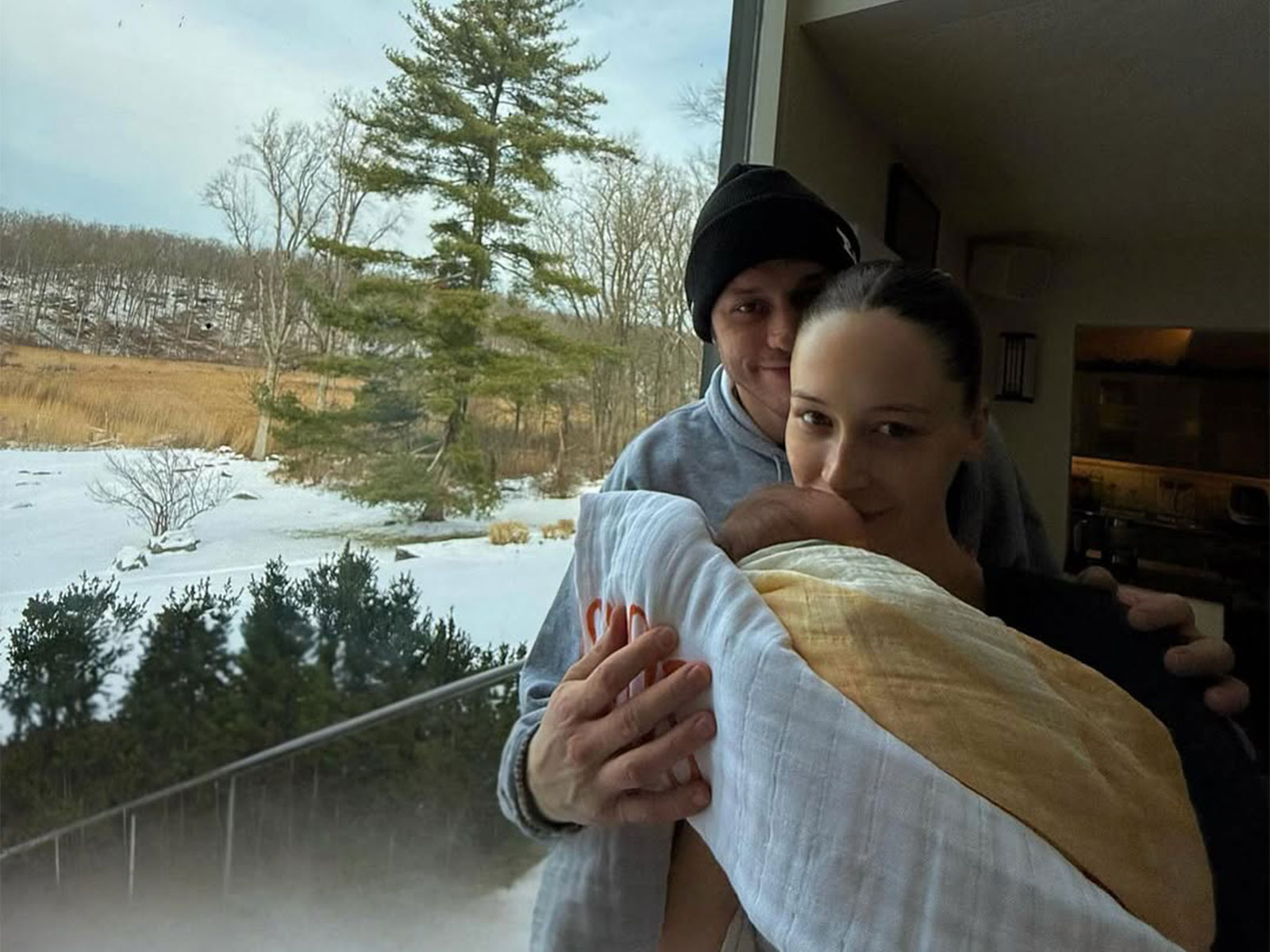 Pete Davidson with baby girl (Photo/Instagram@elsie)