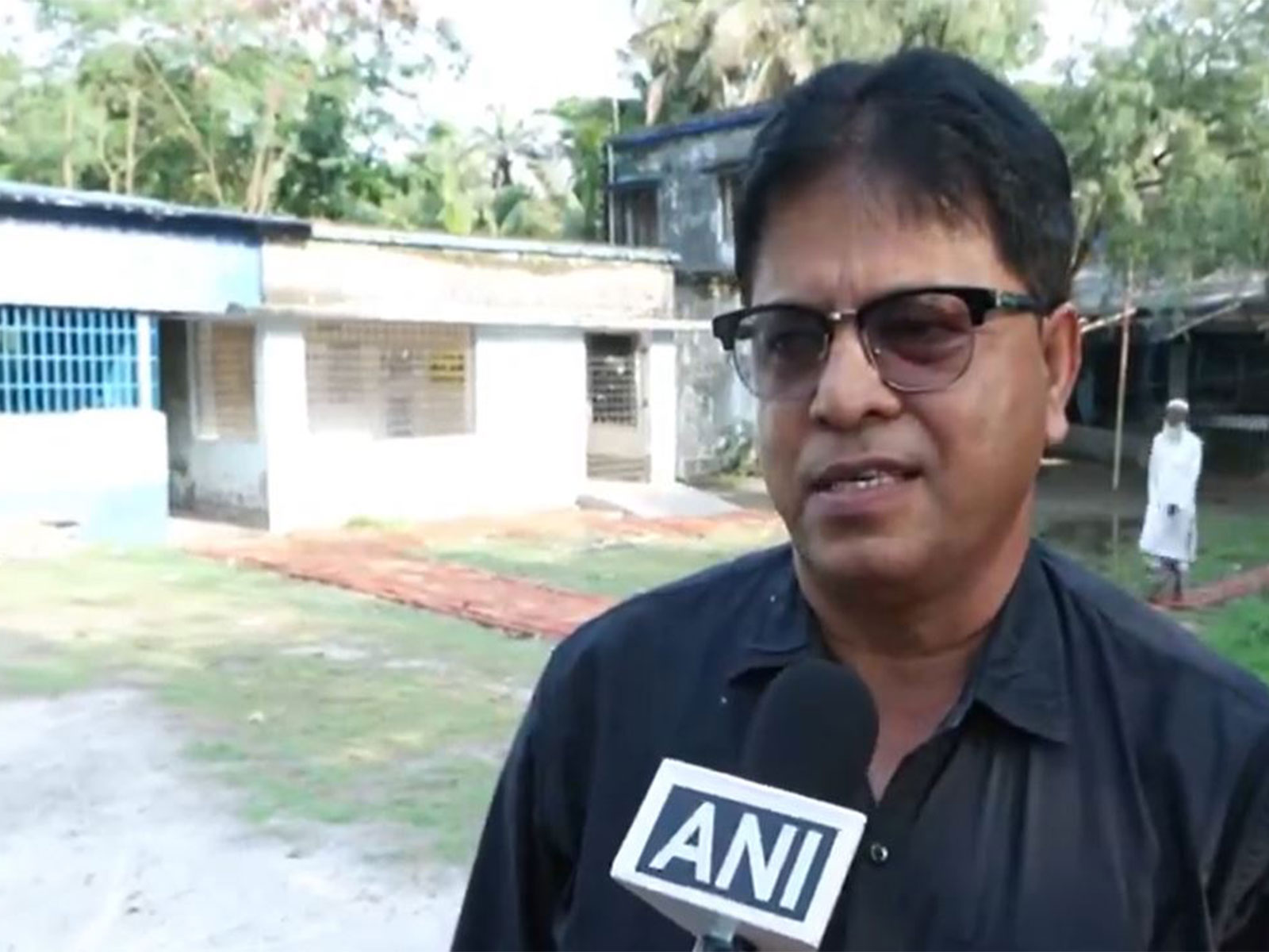 A voter at booth number 117 in Diamond Harbour constituency (Photo/ANI)