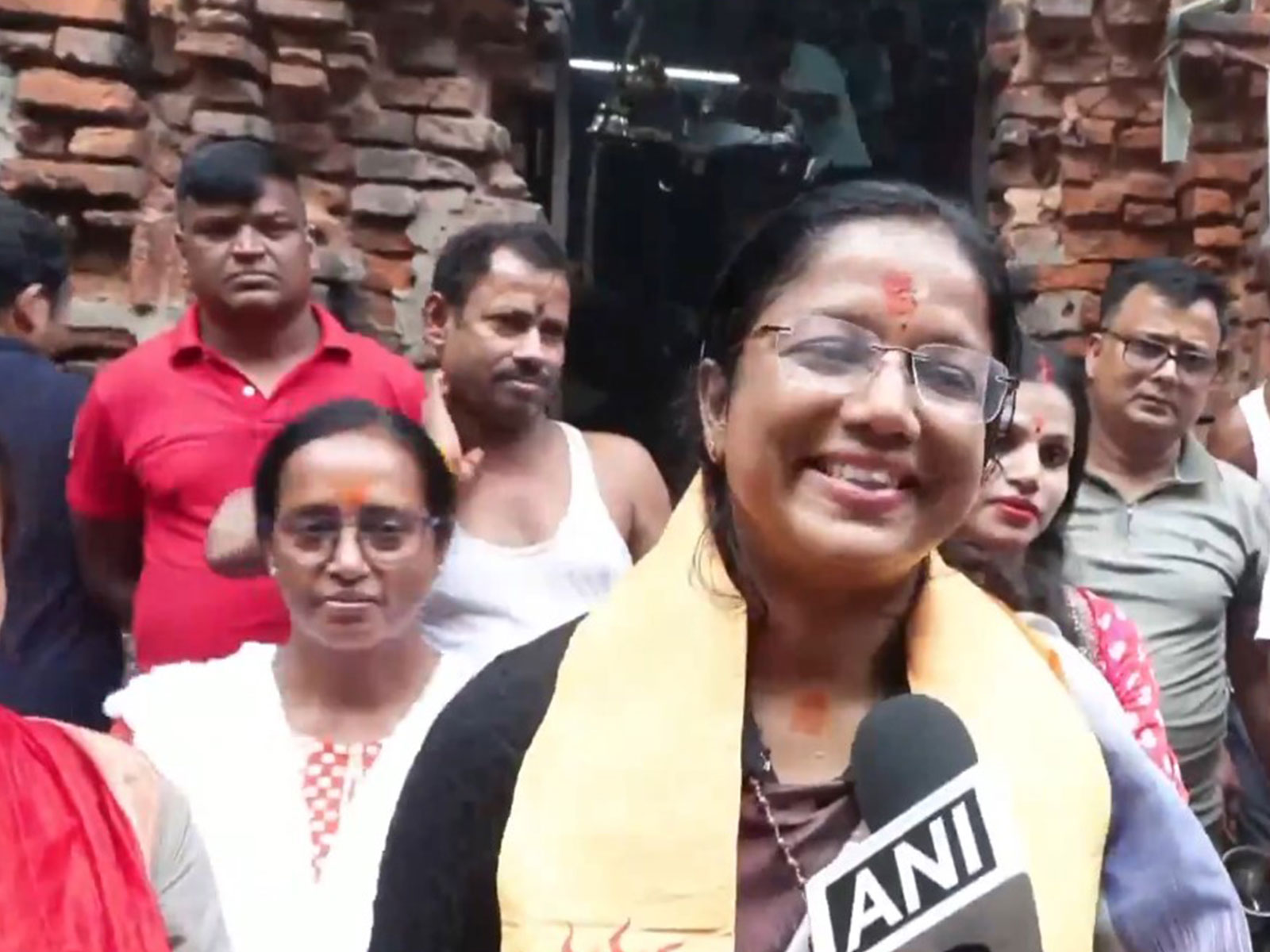 BJP candidate from the Shyampukur Assembly constituency, Purnima Chakraborty, visited the Shri Durgeshwar Mahadev (Mota Mahadev) Temple (Photo/ANI) 