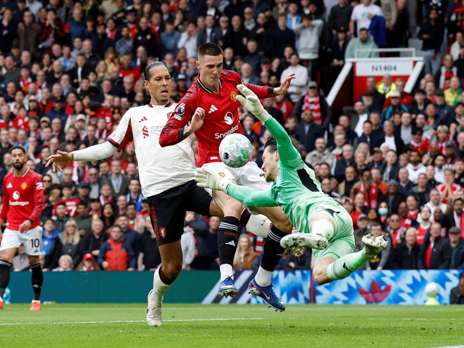 Manchester United and Liverpool in action. (Photo: Reuters)