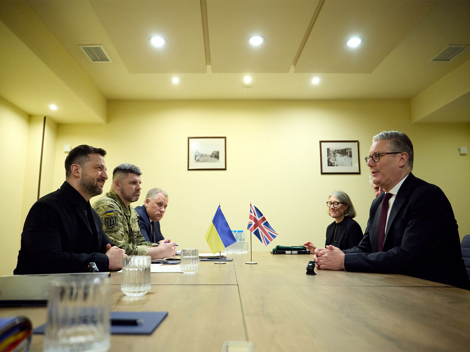 Ukrainian President Volodymyr Zelenskyy meets British Prime Minister Keir Starmer in Armenia (Photo/X/@ZelenskyyUa)