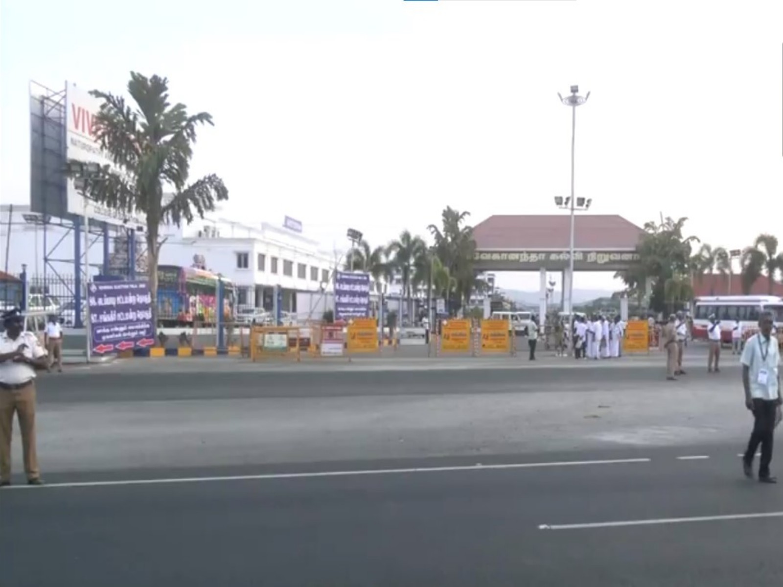  Heavy police deployment outside Vivekananda Medical College in Salem as vote counting takes place under tight security arrangements (Photo/ANI) 