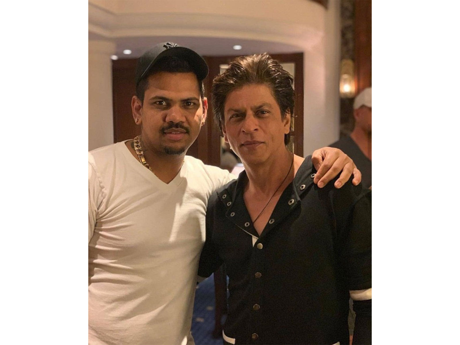 Shah Rukh Khan with Sunil Narine (Photo/X/@iamsrk)