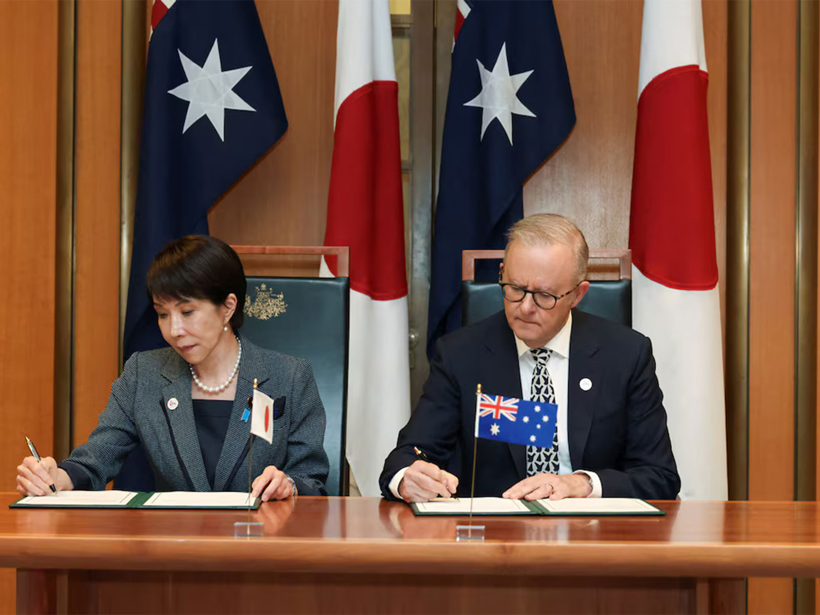 Japanese PM Sanae Takaichi and Australian PM Anthony Albanese sign a joint declaration. (Photo/Reuters)