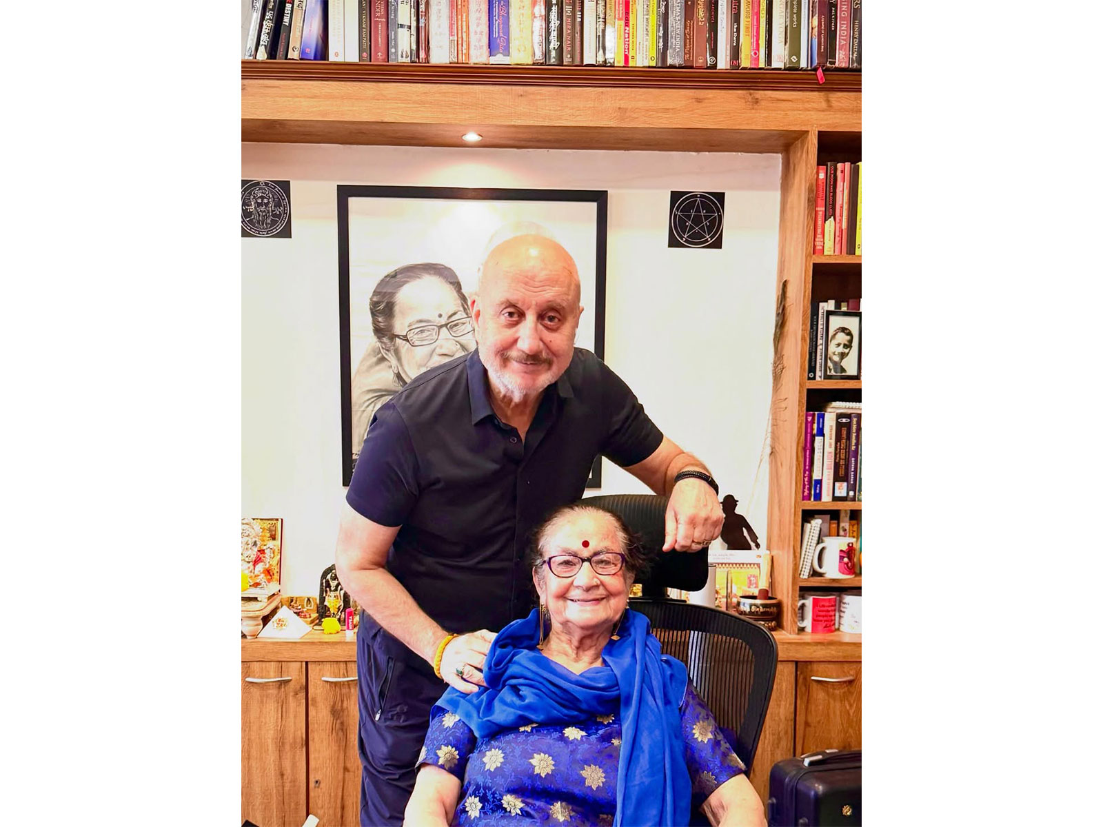 Anupam Kher with mother Dulari Kher (Photo/instagram/@anupampkher)