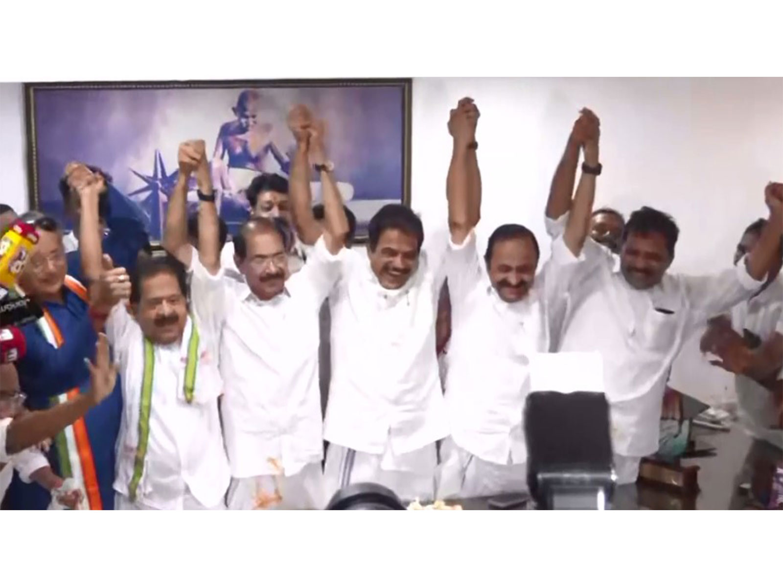 Keralam Congress leaders celebrate in Thiruvananthapuram (Photo/ANI) 
