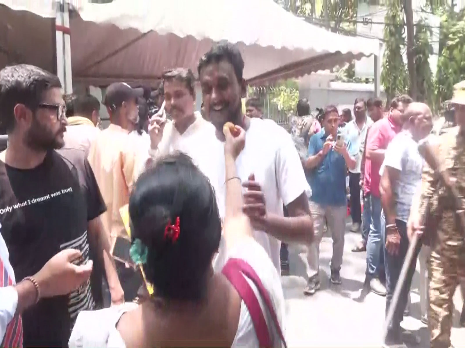  BJP workers distribute sweets outside the counting centre in  Bhabanipur (Photo/ANI)