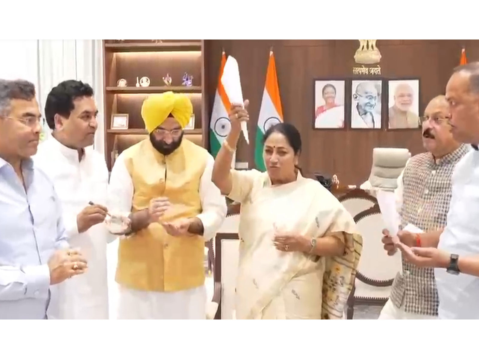 Delhi CM Rekha Gupta and her cabinet ministers celebrated BJP's performance (Photo/Delhi CMO)