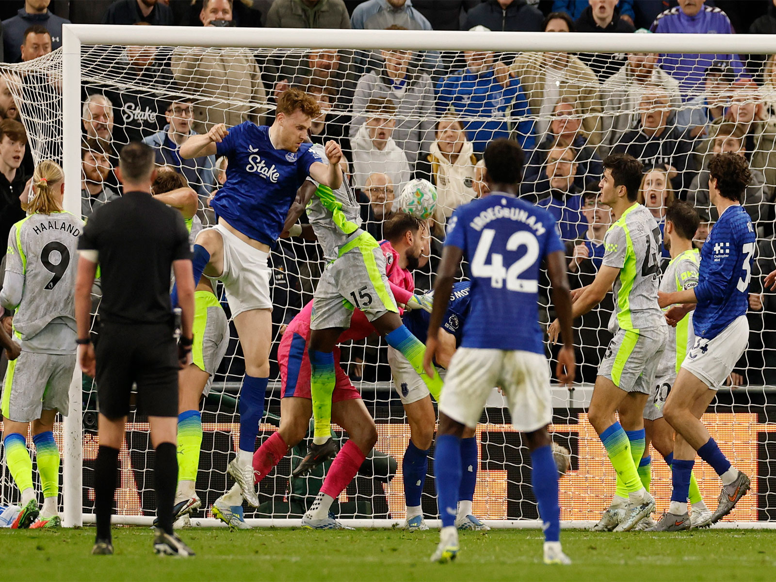 Manchester City and Everton players in action (Photo: Reuters)