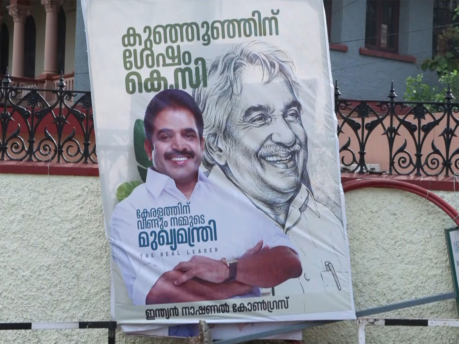 Posters of Congress General Secretary KC Venugopal put up along Trivandrum Road in Keralam (Photo/ANI)