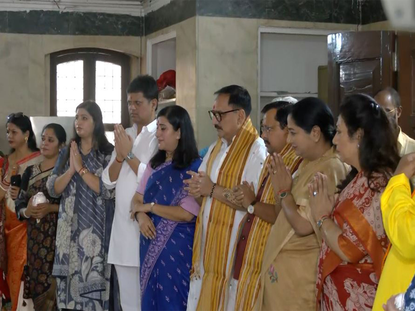 BJP leaders offer prayers at Kali Bari Mandir in CR Park (Photo/ANI)