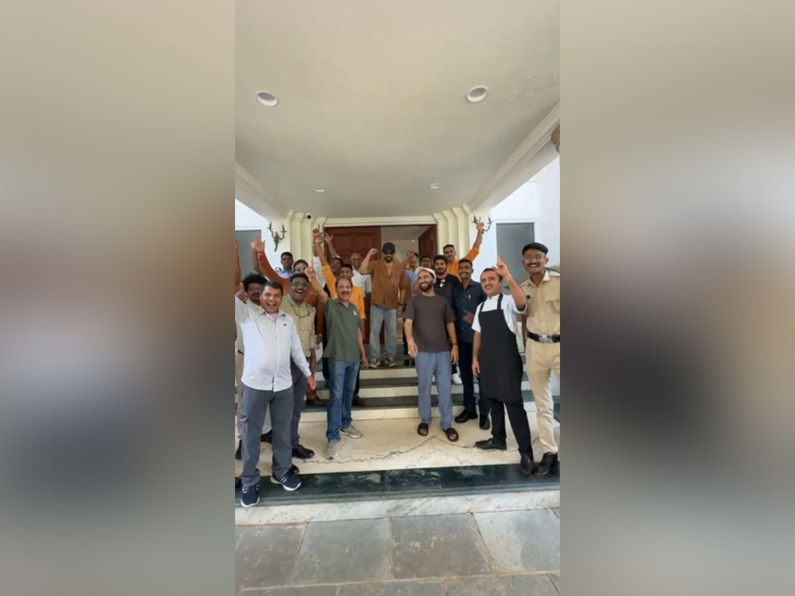 Sunny Deol with film team (Photo/Film's team)