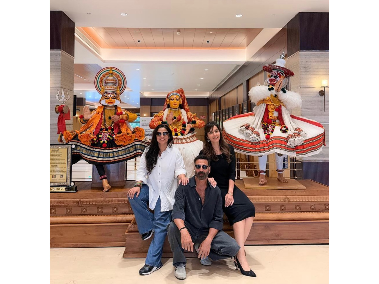 Vidya Balan, Akshay Kumar, Raashii Khanna (right) (Photo/Instagram@akshaykumar)