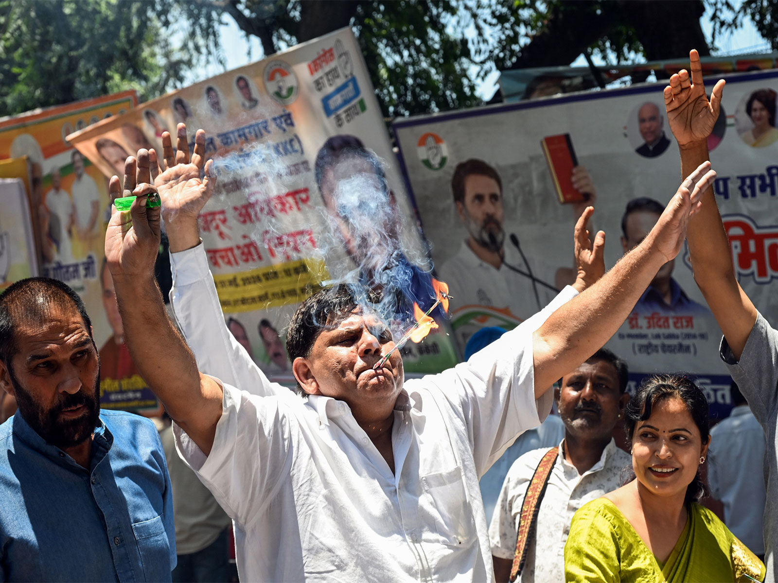 Congress workers celebrarting UDF victory in Keralam (Photo/@INCIndia)