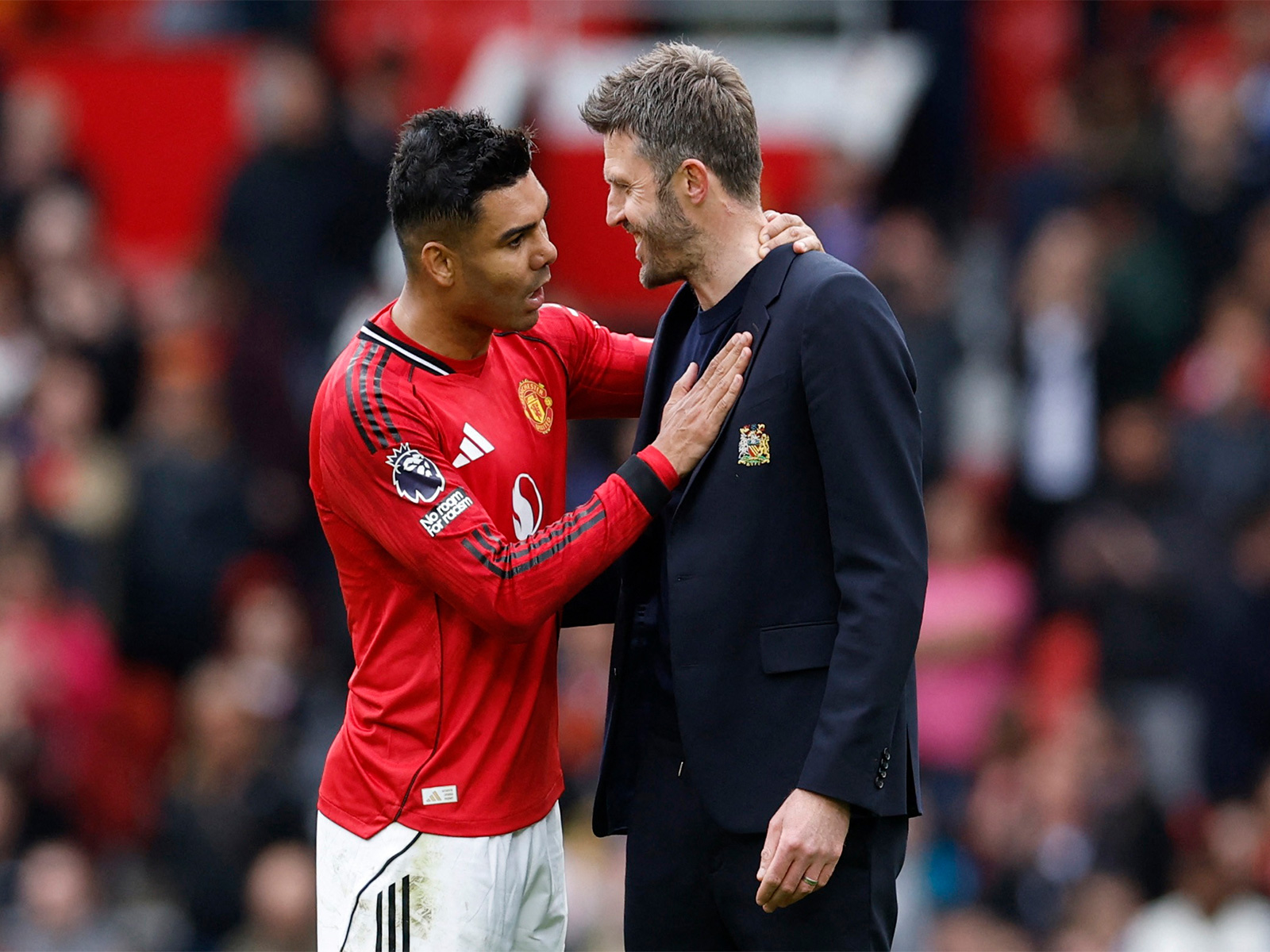 Casemiro and Manchester United's manager Michael Carrick celebrating (Photo: Reuters)