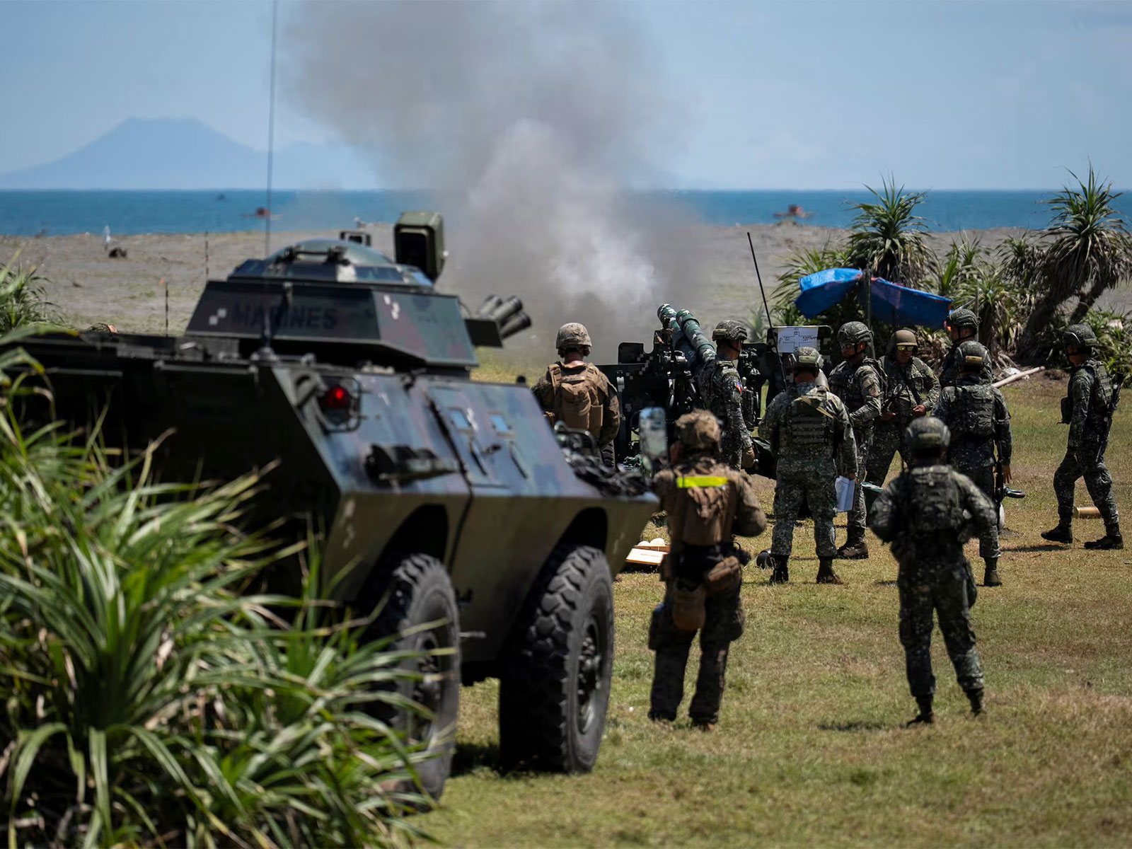 US and Philippine soldiers fire a howitzer during the annual Balikatan joint military exercises in Aparri, Cagayan province, Philippines. (Photo/Reuters)