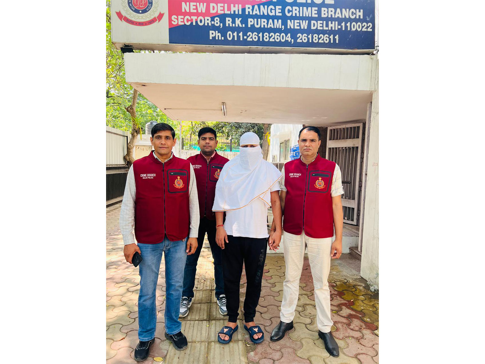 Delhi Police with the accused (Photo/X/@CrimeBranchDP)